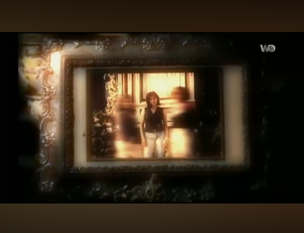 Capture d'écran du générique de la série Charmed, il s'agit d'une des dernières séquences dans laquelle les trois soeurs sont en photo.