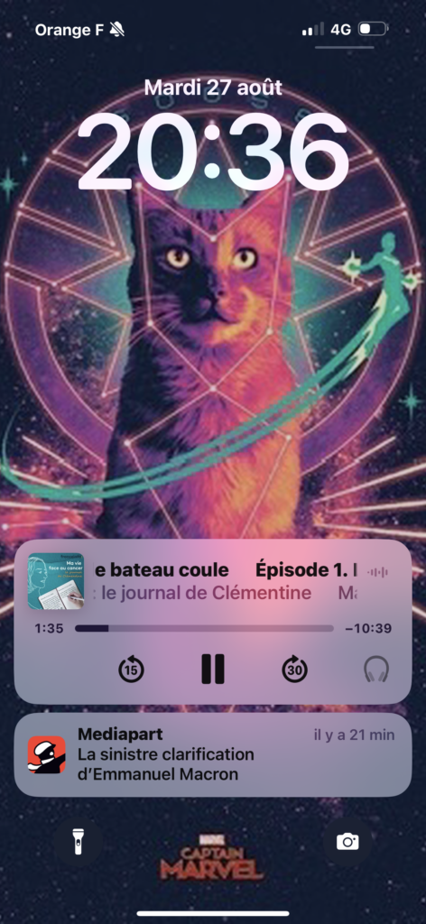 Une capture d l'écran d'accueil de mon téléphone on y voit les notifications. Un article de Mediapart et la lecture du podcast Le journal de Clémentine