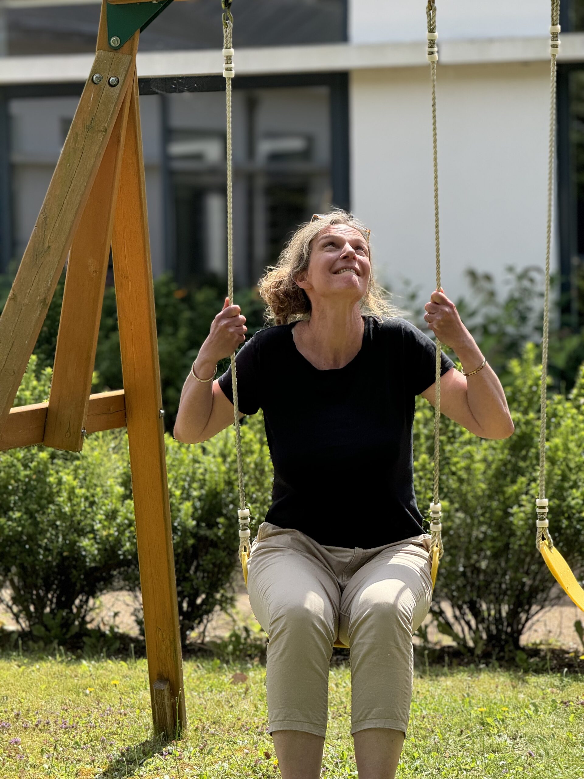 Frédérique sur une balançoire