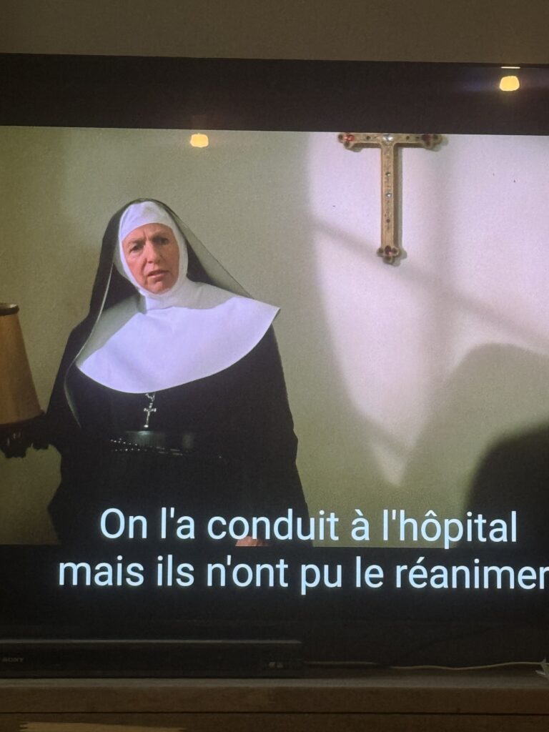 on voit à l'écran une religieuse en habit et le sous-tire "On l'a conduit à l'hôpital mais ils n'ont pas pu le ranimer