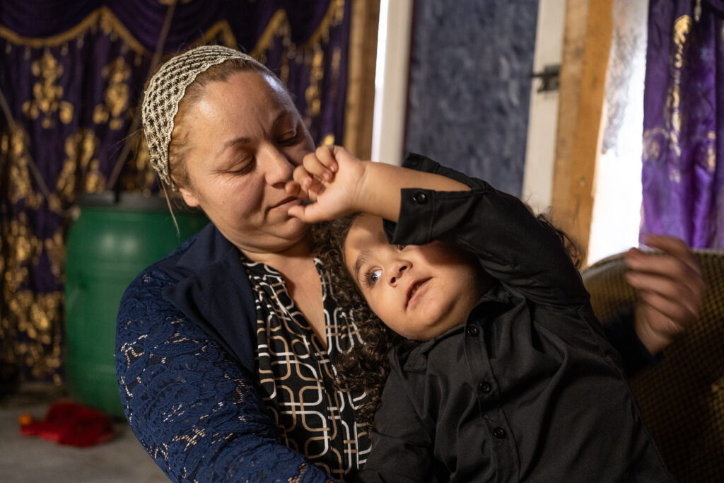 Une jeune femme partage un moment avec un enfant assis sur ses genoux.