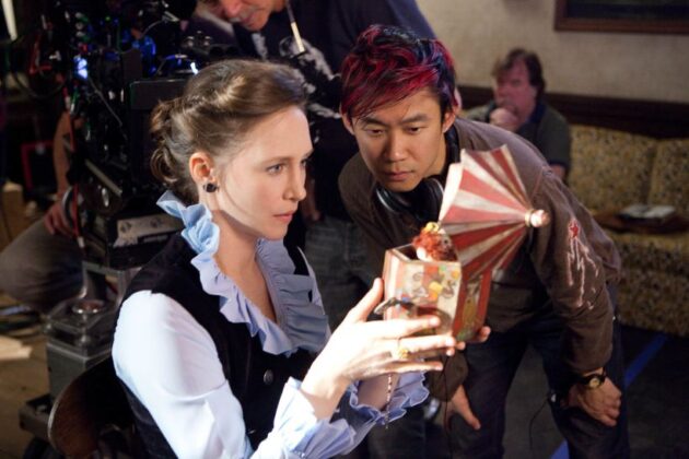 James Wan et l'actrice incarnant Lorraine Warren regarde une boite à musique, un des éléments du film