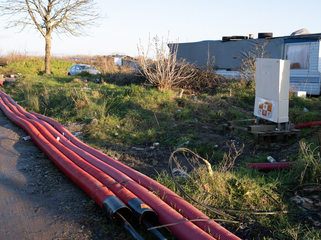 des tuyaux rouges d euros diamètres posés au sol
