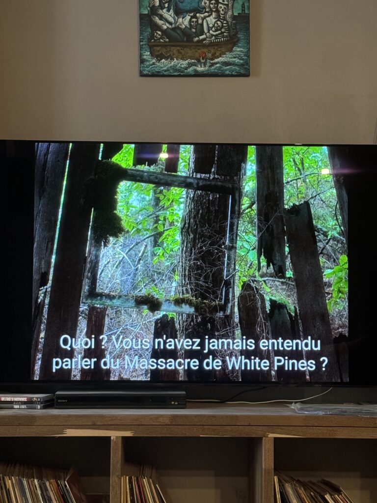 photo de mon écran sur lequel on voit une image du film, la tour de feu dans laquelle a été enterré le tueur revenant.