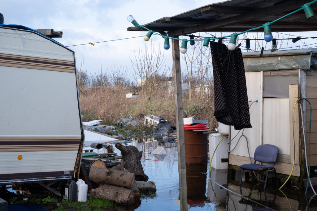 une caravane et un cabanon entourés d'eau