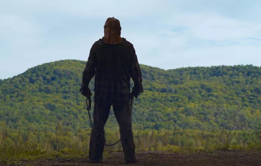 le monstre est de dos face à l'immensité de la forêt