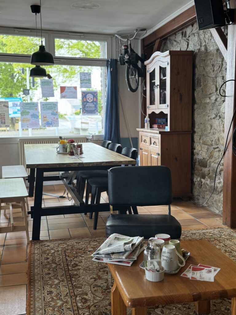 le café de la maison de quartier Penhouet à Saint Nazaire des petites tables sont disposées les unes à coté des autres